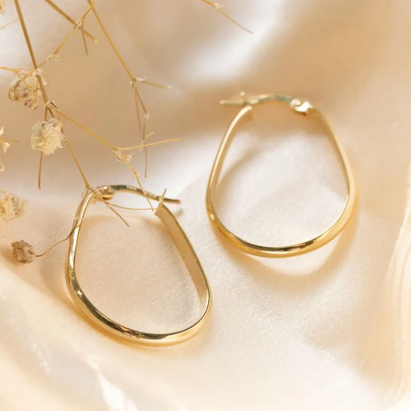 Yellow gold earrings in the shape of a pear